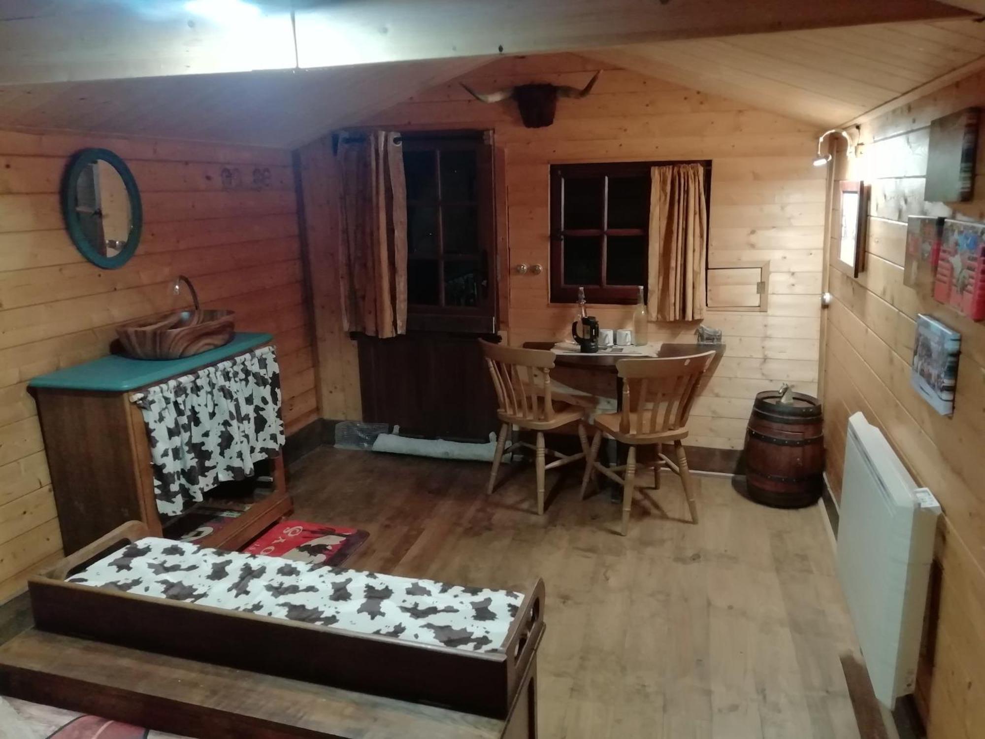 La Valise A Cheval Bed & Breakfast Mezieres-sur-Ponthouin Exterior photo